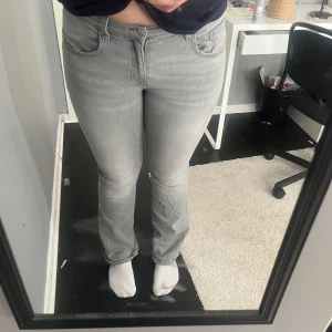 Grå jeans från Gina Tricot - Kan diskutera pris knappt använda                Snygga grå jeans från Gina Tricot med en klassisk femficksdesign. De har en normal passform och är perfekta för en avslappnad stil. Jeansen är tillverkade i ett bekvämt material som ger en skön känsla hela dagen. 