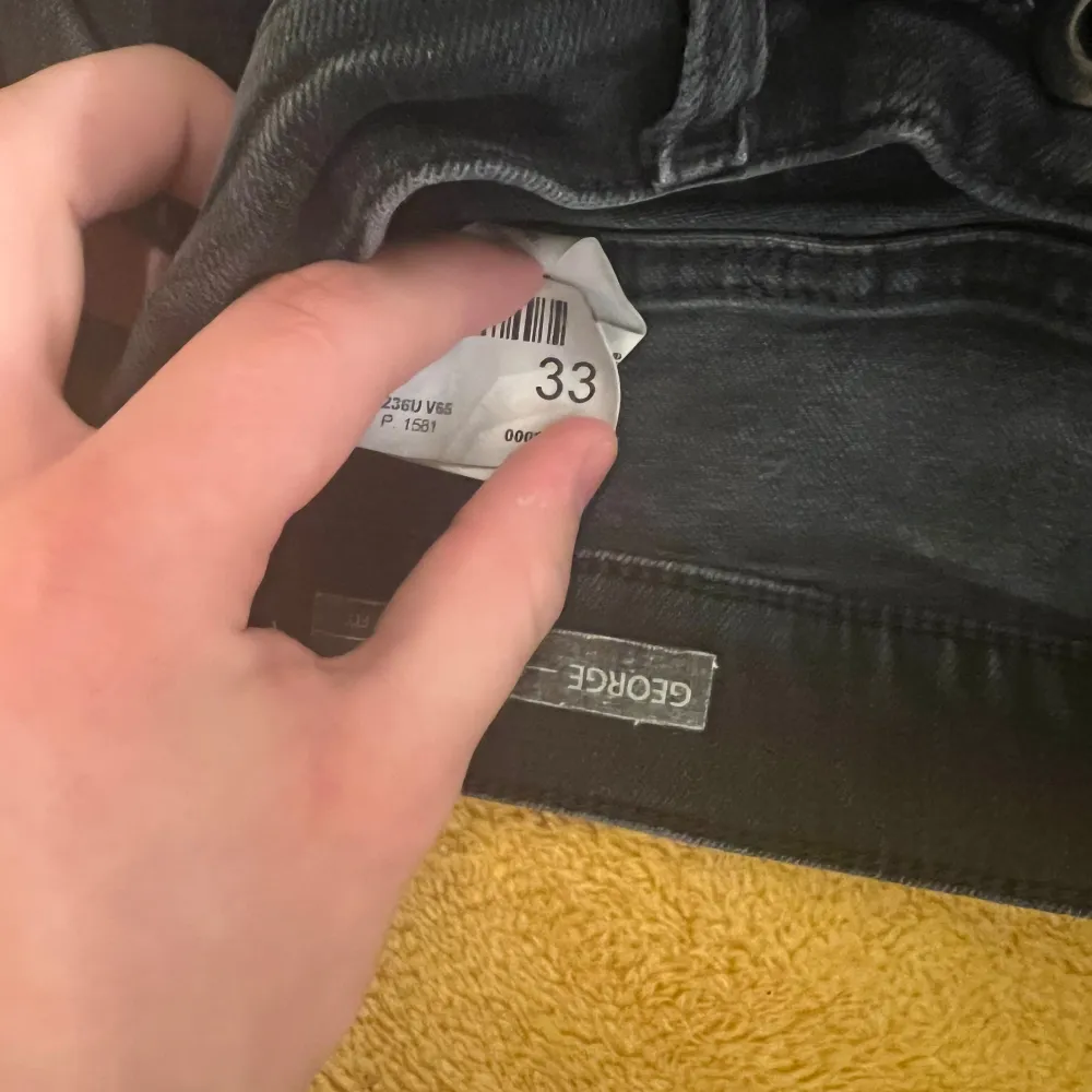 Snygga svarta jeansbyxor med en klassisk femficksdesign. Byxorna har en knapp och dragkedja framtill och är perfekta för en stilren look. Passar bra till både vardag och mer uppklädda tillfällen.. Farkut & Housut.