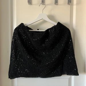 Svart glittrig kjol med slits - Aldrig använd, prislapp kvar. Nypris 299kr