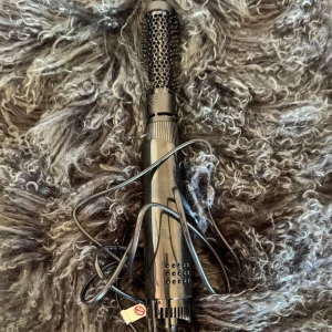 Tunn rundborste från BaByliss - Tunn rundborste från babyliss. För dig med tunnare eller kortare hår. Perfekt för att göra blowouts eller böja håret med.