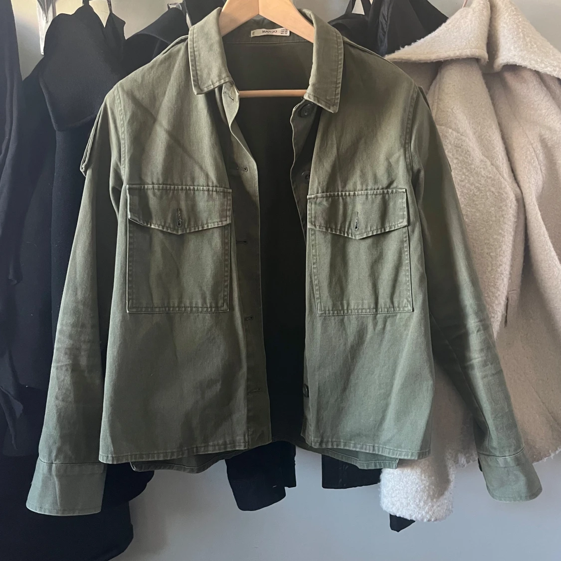 Grön vårjacka mango