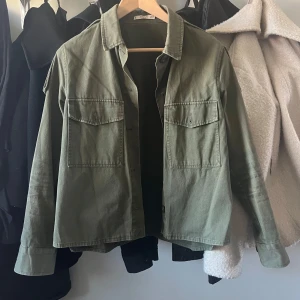 Grön vårjacka mango  - Grön vårjacka från mango i storlek S i jätte fint skick. 