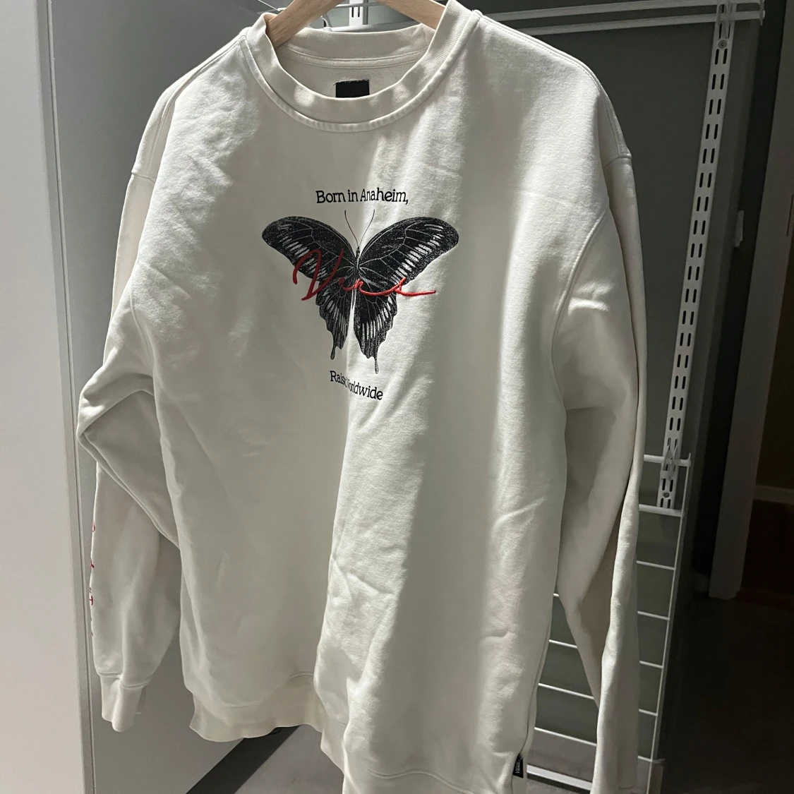 Vit sweatshirt med fjärilstryck 