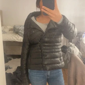 Svart herno liknande jacka - Säljer denna herno liknande jacka fast med långa armar super snygg och trendig, lånade bilder från förra ägaren😊💕
