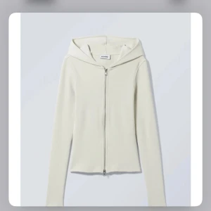 Zip hoodie från Weekday - Den är krämvit, de andra bilderna visar hur den sitter på. Använd 1 gång, nypris 500kr. Modellen är tight så den visar alla ens fina kurvor😊. Pris går alltid att diskutera.