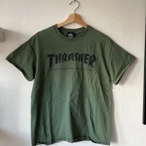 Grön t-shirt från Thrasher - Säljer en grön t-shirt från Thrasher. Unisex. T-shirten har en normal passform och är kortärmad. Skulle säga att storleken är mellan M-L.