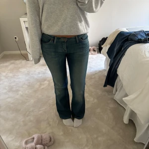 Lågmidjade bootcut jeans - Såå snygga lågmidjade jeans från big star.💕💕midjemått: 42cm Innerbenslängd: 76 cm
