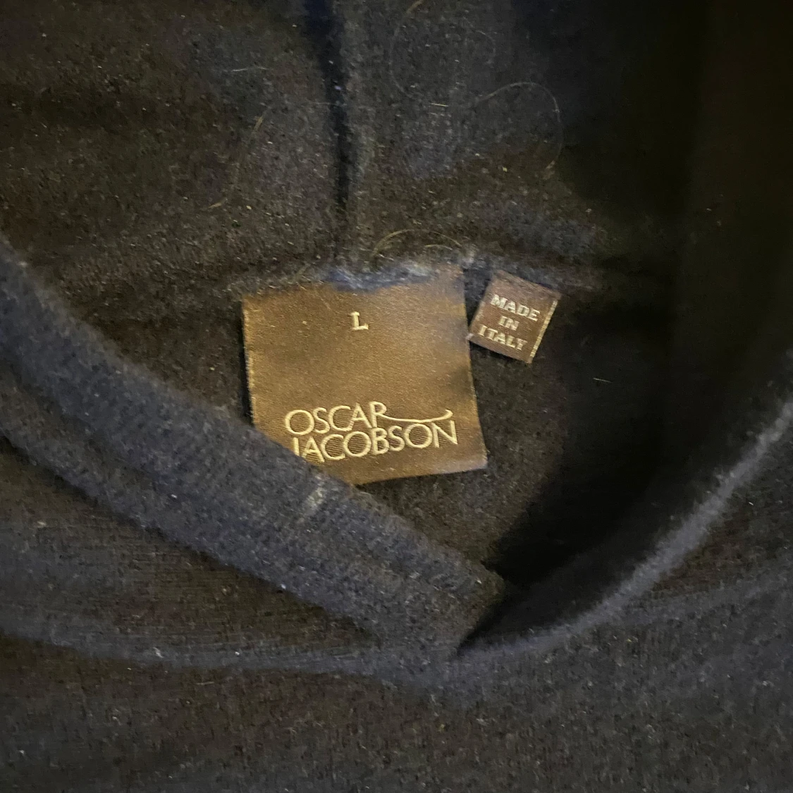 Marinblå Kashmir hoodie från Oscar Jacobson - 1