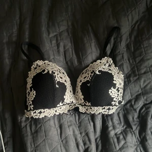 Intimissmi bh - En fin intimissmi bh använd ett par gånger men är i jätte bra skick ❤️säljs för den är för den it passar mig💘