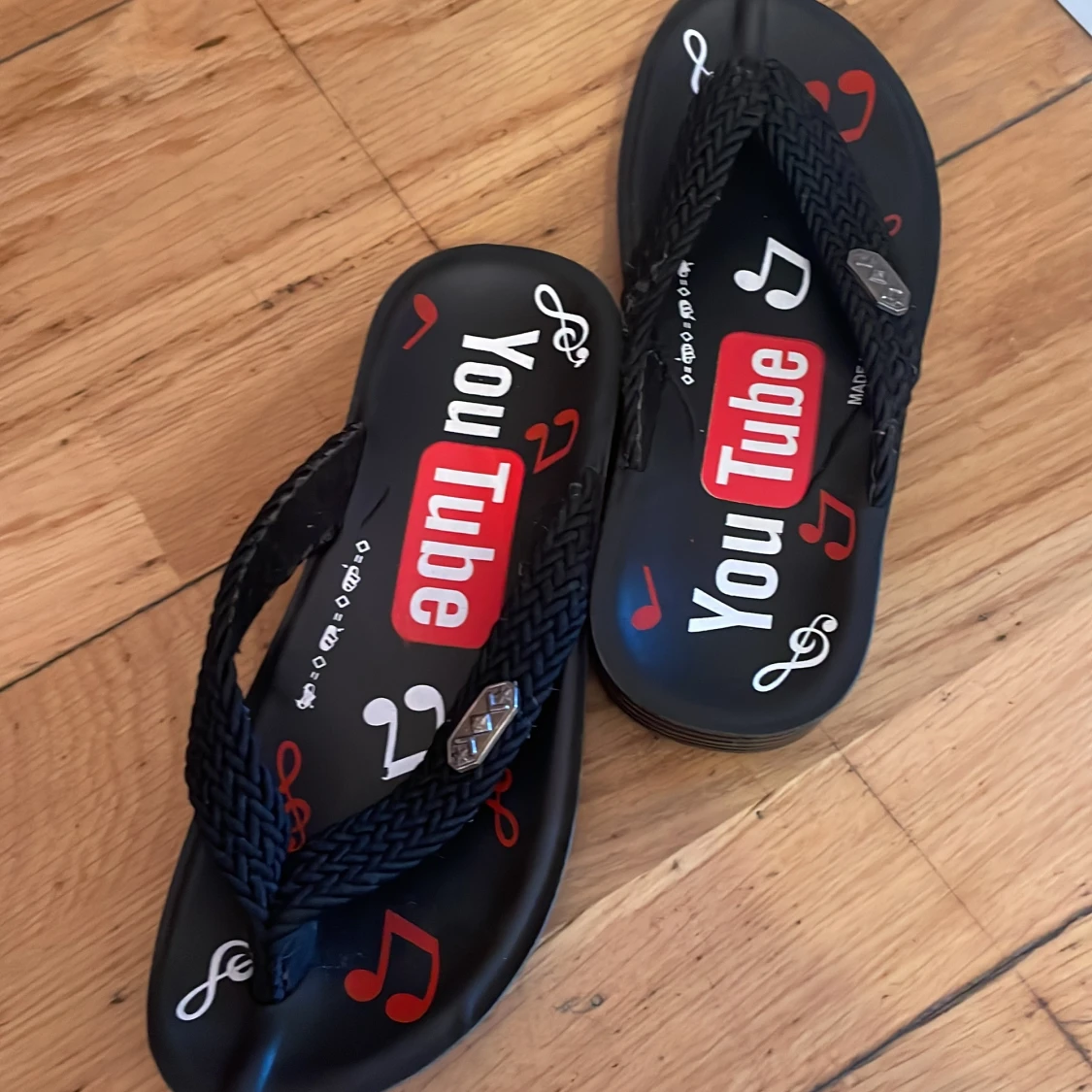 Svarta YouTube sandaler
