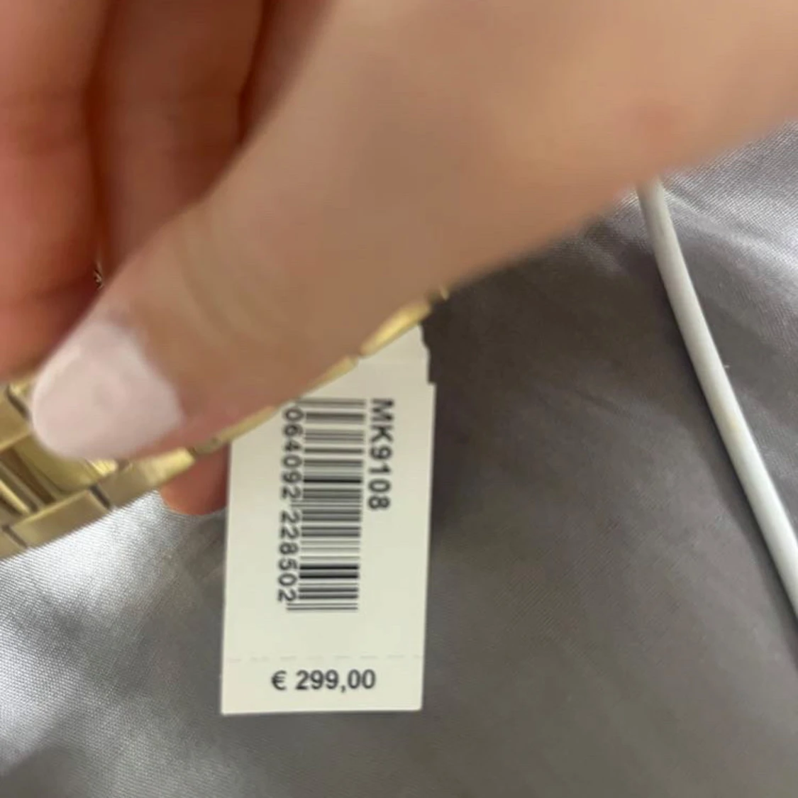 Guldfärgad klocka från Michael Kors hellt ny. Pris 3200kr säljer billigt  - 2