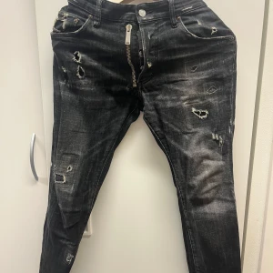 Dsquared2 Jeans med Dragkedja - Väldigt unika, nog de snyggaste dsquared som finns enligt mig. Storlek 46 IT