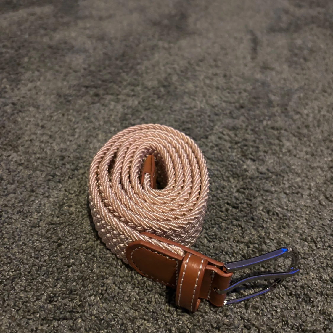 Beige flätat bälte med bruna detaljer