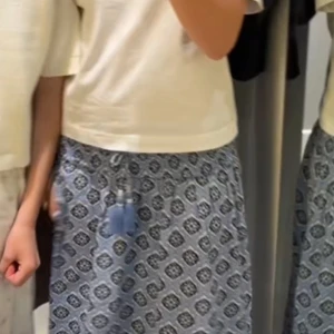 Lång kjol - Så snygg och somrig långkjol i blått och vitt med ett unikt mönster. Byxorna har ett knytband med tofsar i midjan för extra stil. En detalj där har gått sönder som syns på bilden, men det är inget man tänker på. Jag är ca 1,67💕