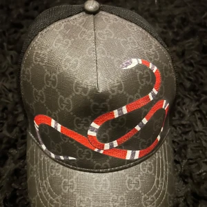 Keps - Perfekt för dig som vill toppa din outfit. Bästa kvalitet i Sverige, för andra kepsar adda Yahyabos på snap