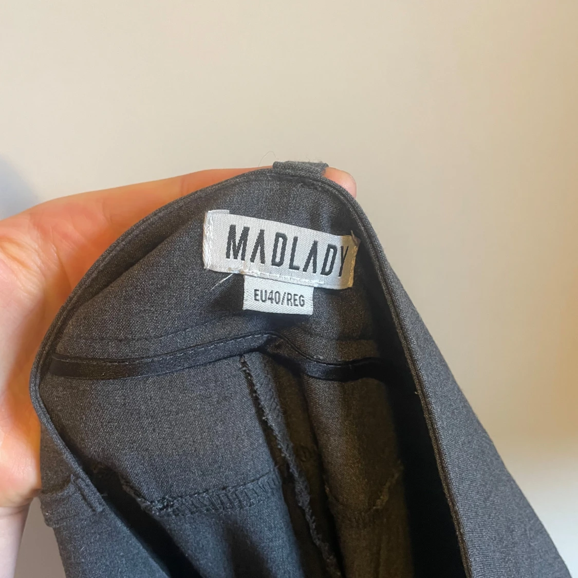 Gråa kostymbyxor från Madlady - 2