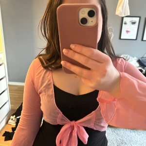 Bolero - Rosa bolero jag köpte till ett pink party så endast använd en gång💕