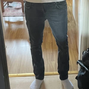 Svarta Nudie jeans - Feta nudie jeans W 31 L 32. Defekter på fickorna o skrevet men inget som märks(bilder 4 & 5) nypris 1500 mitt pris 200. Pris kan diskuteras 