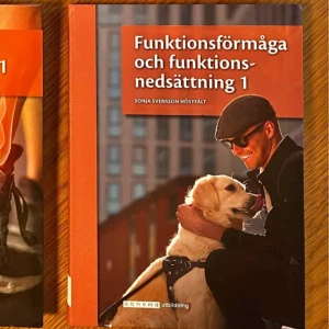 Funktionsförmåga och funktionsnedsättning 1 - Lärobok om funktionsförmåga och funktionsnedsättning, skriven av Sonja Svensson Höstfält. Boken är utgiven av Sanoma Utbildning och har ett omslag med en bild av en man med solglasögon och en ledarhund.
