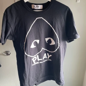 Svart t-shirt Comme des Garçons - Svart CDG t-shirt i mycket bra skick. Den är i storlek M och har inga defekter. Hör av er vid frågor!