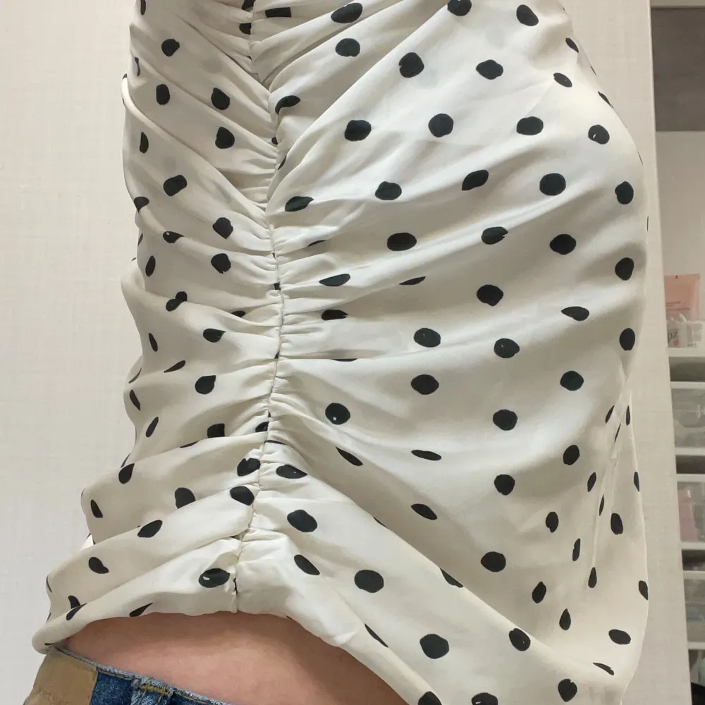 Superfin prickig blus från Zara i satinmaterial. Använd 1 gång så i mycket bra skick. Nypris 500kr. Storlek M men den är liten i storlek så skulle säga att den är mer som en S🤍🖤 dragkedja finns . Puserot.
