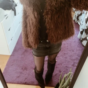 Brun pälsjacka - Säljer en fluffig brun pälsjacka med långärmad design. Perfekt för att hålla sig varm och stilren under kyliga dagar. Jackan har en loose passform som ger en avslappnad look. Nypris 999kr. Använd en gång