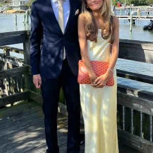 Balklänning - Jätte fin ljusgul balklänning i satin💛 bra skick