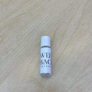 Sweet Tobacco - En liten parfymflaska med namnet Sweet Tobacco. Flaskan är liten och lätt att ta med sig, perfekt för att fräscha upp under dagen med roll-on fuktionen. Doften är söt tobacco med inslag av vanilj och nötter.