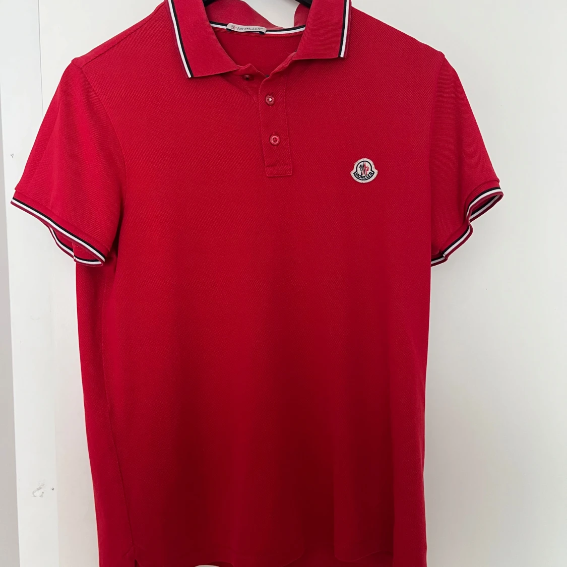 Röd pikétröja från Moncler