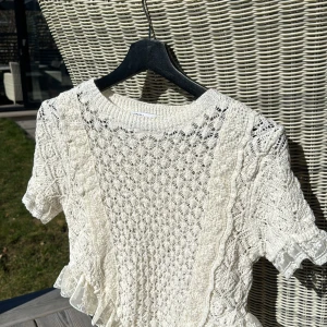Vit spetsblus från ZARA - En super gullig blus från Zara med kort ärm och volang detaljer🌸🥰 Blusen är i super bra skick och har inga defekter☺️ Blusen är storlek S men passar även XS🤩