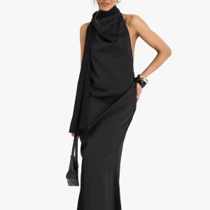 Svart axelbandslös långklänning - Svart långklänning med en axelbandslös design och öppen rygg. HELT oanvänd med prislapp kvar, Scarfen saknas dock (kom ej med nör jag beställde). Perfekt balklänning. 