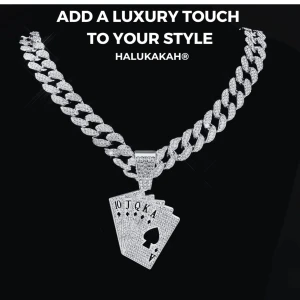 Lyxigt halsband med kortlekshänge från Halukakah - Snyggt och glittrigt halsband från Halukakah med ett unikt kortlekshänge. Perfekt för att ge en lyxig touch till din stil. Kedjan är robust och hängsmycket har detaljerade kortsymboler.