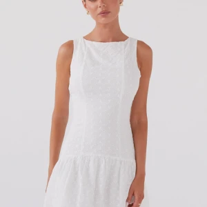 Student klänning från Pepparmayo - Säljer en elegant vit klänning från pepparmayo. Den är ärmlös med en öppen rygg och knytband. Perfekt för studenten och till sommaren, helt ny och oanvänd. Säljer då jag beställde två olika storlekar.