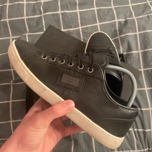 Dolce & Gabbana skor - Snygga svarta sneakers från Dolce & Gabbana Riktigt snygga och bra kvalité, storlek 41, allt på bilden ingår 