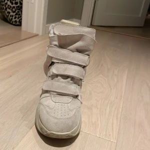 Fina skor för 4000 kr - Orginal pris: 5900 Antal gånger använda: 3-4 mycket bra skick! Har tyvärr inget kvitto