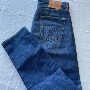 Blå Levis 501 CT jeans - Säljer ett par klassiska blå Levis 501 CT jeans. De har en normal passform med raka ben och är tillverkade i slitstarkt denim. Myclet sparsamt använda. Sänkt pris från 500kr ⭐️