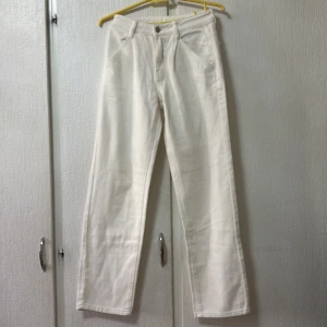 Vita jeansbyxor - Snygga vita jeansbyxor med klassisk design. De har en rak passform och är tillverkade i ett slitstarkt material. Perfekta för en stilren look.