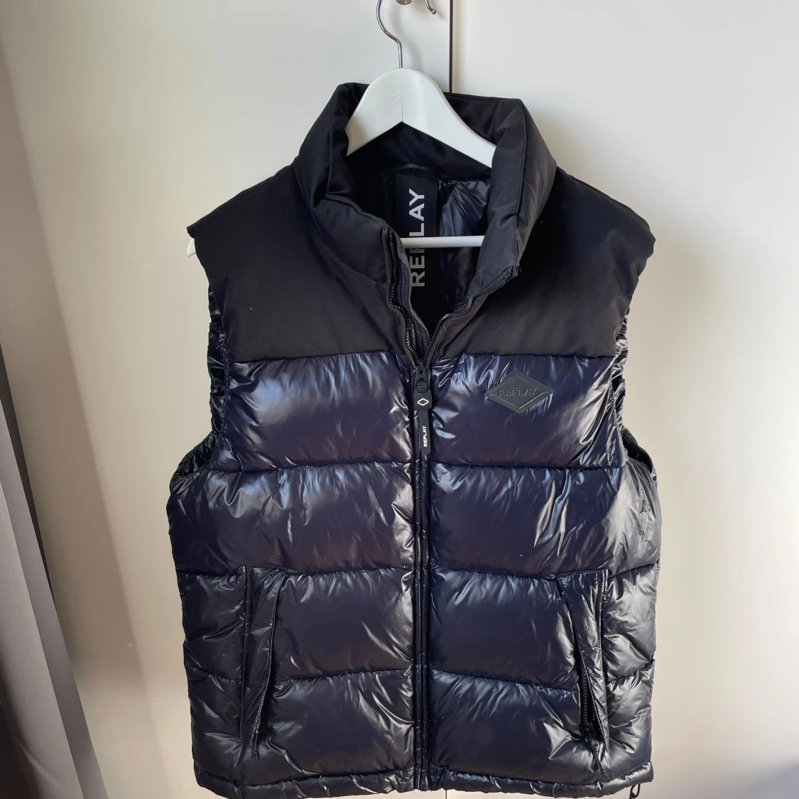 Svart dunväst från Replay