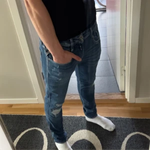 Replay jeans  - Säljer nu blåa jeans från replay med slitningar, väldigt fina,  inga defekter,  de är i topp skick. Storlek: L32 W31