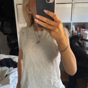 Vit sommarblus - Säljer min fina blus från Zalando, använd en gång nypris 329💘