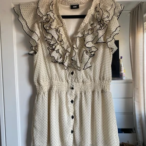 Volangtopp - Fint skick, passar s och m 