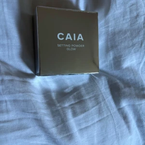 CAIA Setting Powder Glow i nyansen Chocolate Glow - Säljer ett CAIA Setting Powder Glow i nyansen Chocolate Glow. Perfekt för att ge ansiktet en strålande finish. Kompakt förpackning som är lätt att ta med sig.Helt ny aldrig använd på grund av fel färg.pris kan diskuteras 🤍