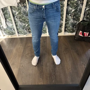 Jacob Cohen Jeans - tt riktigt najs par Jacob Cohen Jeans i storlek W36 jag på bilden är 183cm lång och 85kg.  Dem är i jätte bra skick enbart använda 1-2 gånger. Skick 10/10. Nypris runt 5000-6000kr. Skriv om du har några frågor!☺️