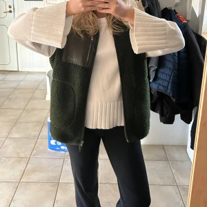 Väst - Säljer den här super coola gröna västen som är perfekt nu till våren! Köpt på herravdelningen så den är lite större än vad en S hade varit i damstorlek, men inte så jätte mycket större. Men perfekt över en stickad tröja på en vårkväll eller till skolan! Skriv om du har några frågor’❤️