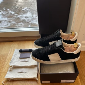 Valentino Flycrews - Säljer nu dessa sjukt snygga och extremt eftertraktade Valentino Flycrews med ALLA NITAR KVAR. Dom är i storlek 41,5 men passar även större. Jättefint skick, se bilder. Box, dustbags, extra skosnören, kort och KVITTO på boxen medföljer. Dessa skor säljs ej längre därav väldigt eftertraktade, nypris 7300kr Hör av er vid frågor eller funderingar💫🌟👊🏻