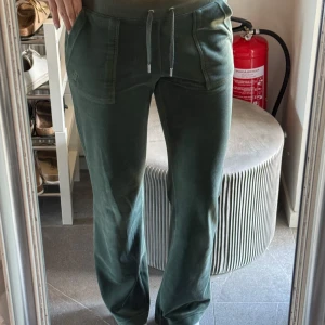 Gröna mjukisbyxor från Juicy Couture - Säljer ett par gröna mjukisbyxor från Juicy Couture🩷