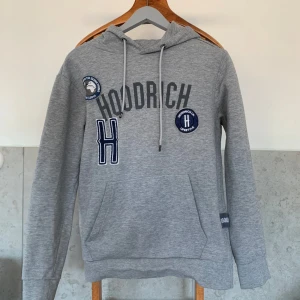 Grå hoodie från Hoodrich - Säljer en snygg grå hoodie från Hoodrich. Den är bra skick men använd några gånger. Storlek S. Hör av er om ni har några frågor😊
