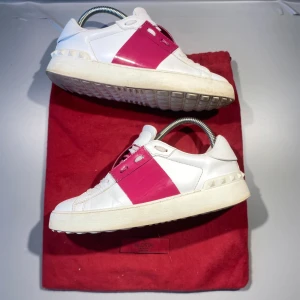 Valentino Open Skor - Hej! Säljer nu mina skor från märket Valentino, storlek 37, bra skick. Givetvis äkta, Tveka inte på att höra av dig om du har frågor eller funderingar kring skorna!