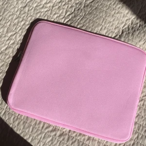 Rosa datafodral - Säljer detta fina datorfodral som aldrig användas. Helt nytt och därför i bra skick💘