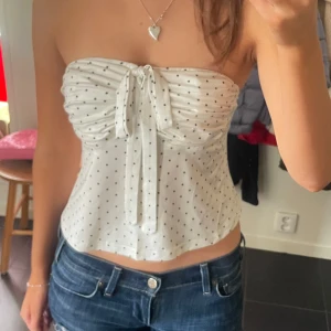 Prickig topp - Super söt prickig topp i mycket bra skick 